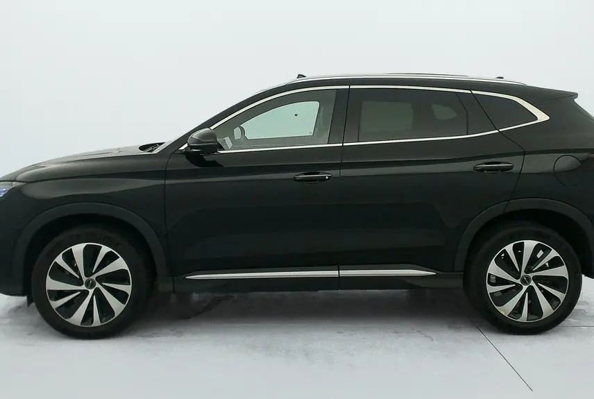 Vue de profil côté gauche du SUV BYD SEAL U 2025 en noir Obsidian avec jantes alliage bicolores et barres de toit en aluminium.