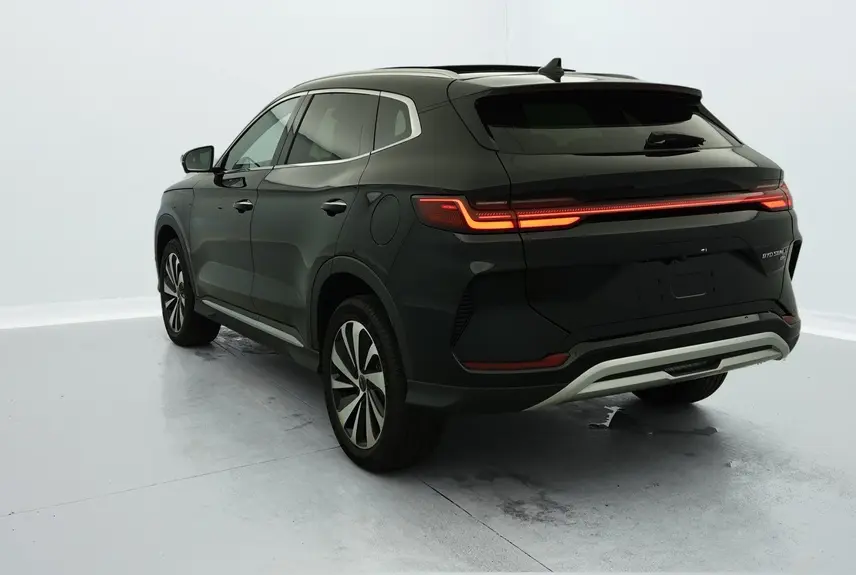 Vue 3/4 arrière droite du SUV BYD SEAL U hybride rechargeable noir Obsidian avec feux arrière LED allumés et jantes alliage bicolores.