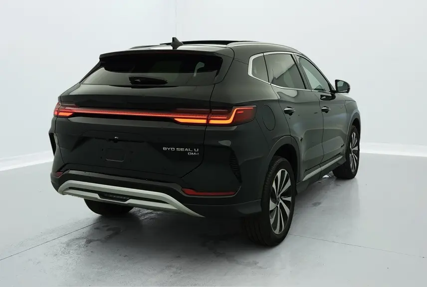 Vue 3/4 arrière droite du SUV BYD SEAL U hybride rechargeable en Obsidian Black avec feux arrière LED continus.