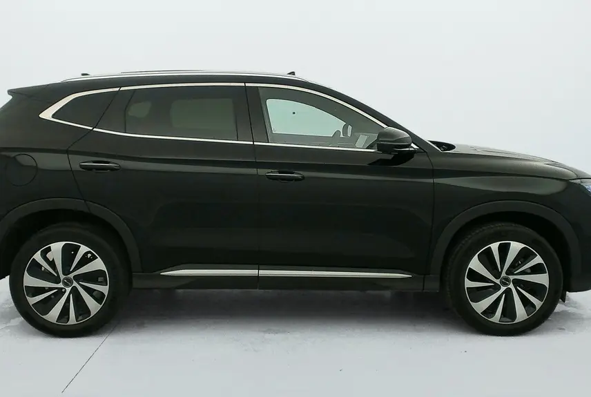 Vue de profil côté gauche du SUV BYD SEAL U hybride rechargeable noir Obsidian avec barres de toit en aluminium et jantes bicolores.