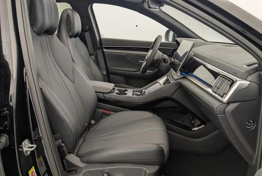 Vue intérieure côté conducteur du BYD SEAL U 2025 avec sièges en similicuir noir et écran tactile rotatif 15,6 pouces.