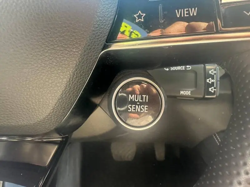 Bouton Multi Sense en gros plan sur le tableau de bord intérieur du Renault Espace 2024 gris schiste.