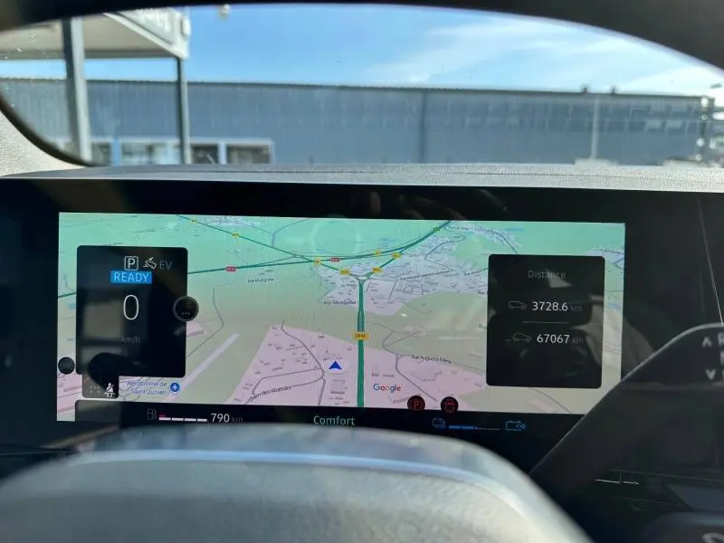 Vue rapprochée de l'écran numérique du tableau de bord du Renault Espace 2024, affichant la navigation et les informations de conduite.