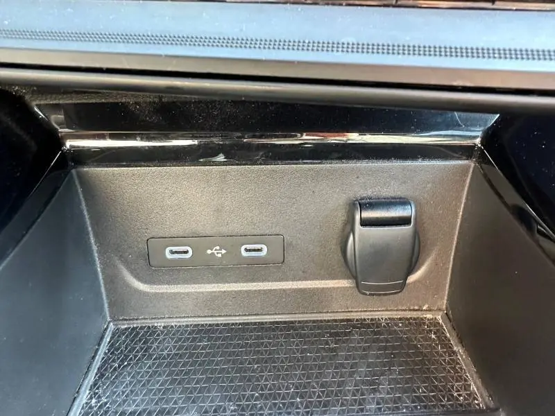 Détail de la console centrale du Renault Espace 2024 gris schiste montrant deux ports USB-C et une prise 12V.