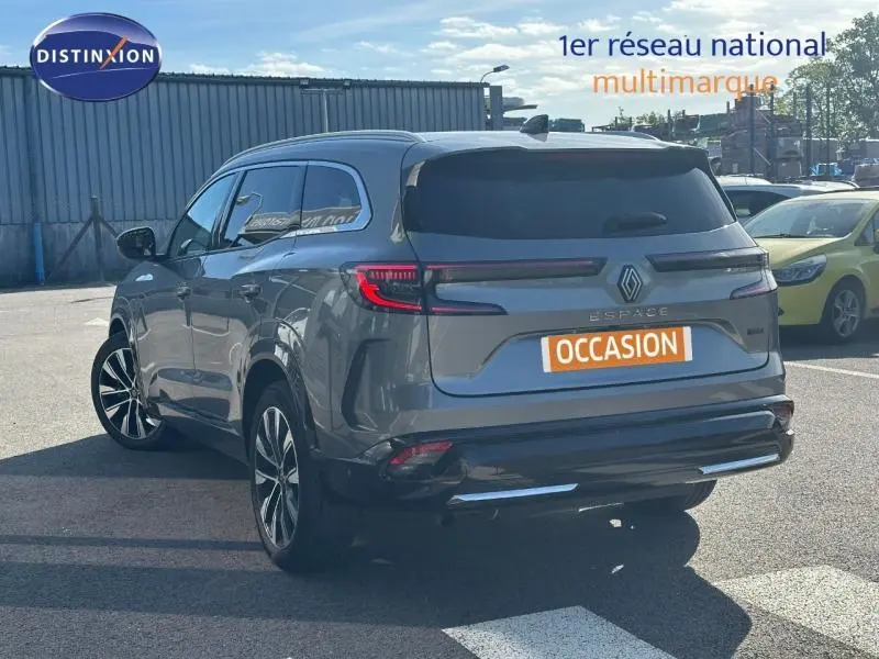 Vue 3/4 arrière droite d'un Renault Espace 2024 gris schiste avec feux arrière LED et jantes alliage noires.