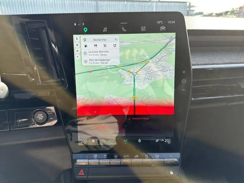 Vue rapprochée de l'écran tactile central du Renault Espace 2024 gris schiste, affichant la navigation GPS et commandes climatisation.