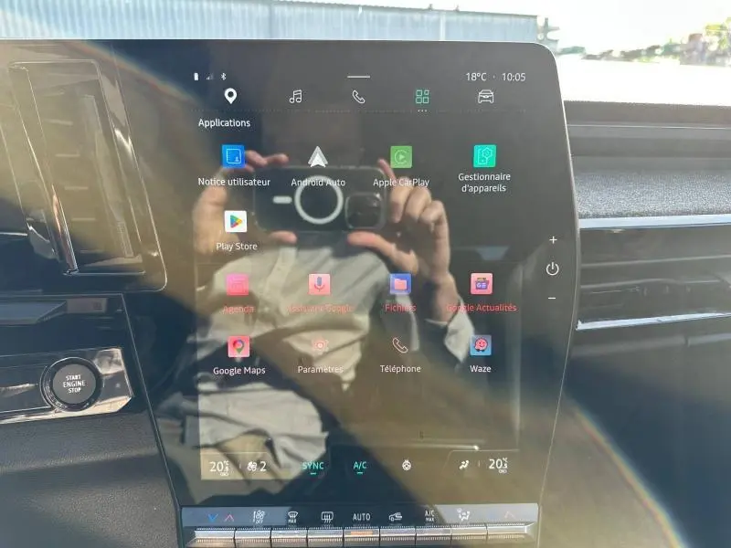 Vue rapprochée de l’écran tactile central du Renault Espace 2024 gris schiste, affichant les applications connectées.