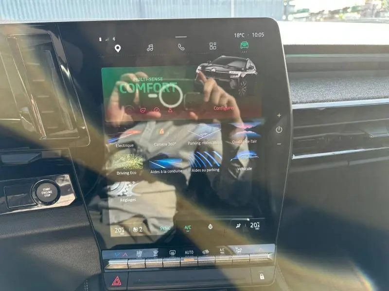 Écran tactile central du Renault Espace 2024 en mode confort, avec interface hybride et commandes climatisation visibles.