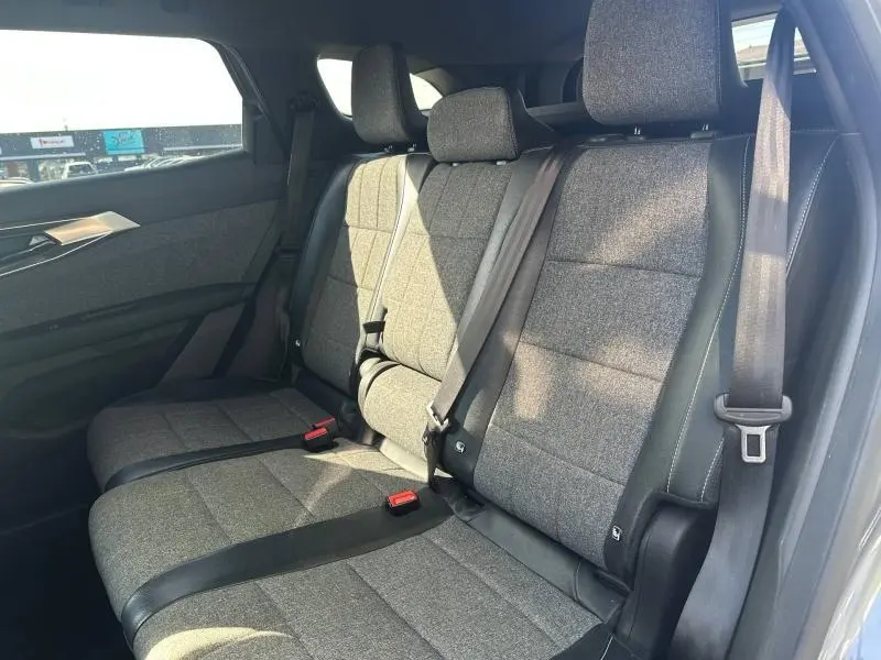 Vue intérieure côté droit des sièges arrière en tissu gris avec ceintures de sécurité du Renault Espace 2024 hybride 7 places.