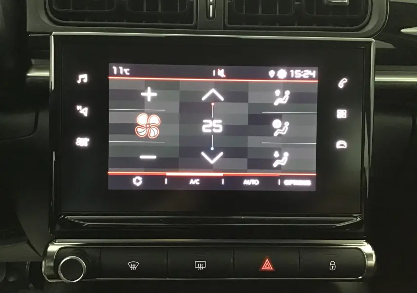 Vue rapprochée de l'écran tactile central du tableau de bord d'une Citroën C3 2022, affichant la climatisation à 25°C.