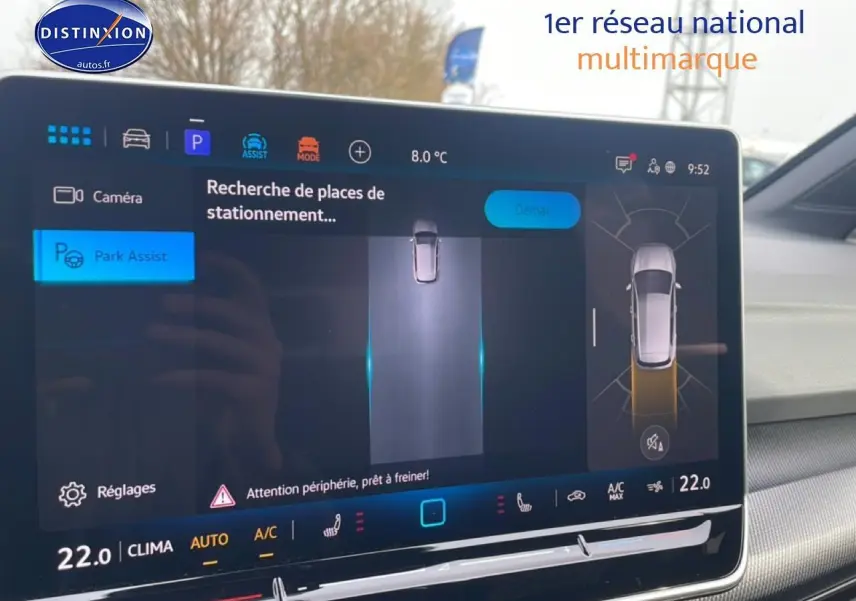 Écran tactile intérieur affichant l'assistance au stationnement de la Volkswagen Golf noire, vue de face.