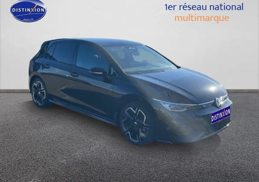 Volkswagen Golf 2026 noire vue 3/4 avant droit avec jantes alu et phares LED allumés.