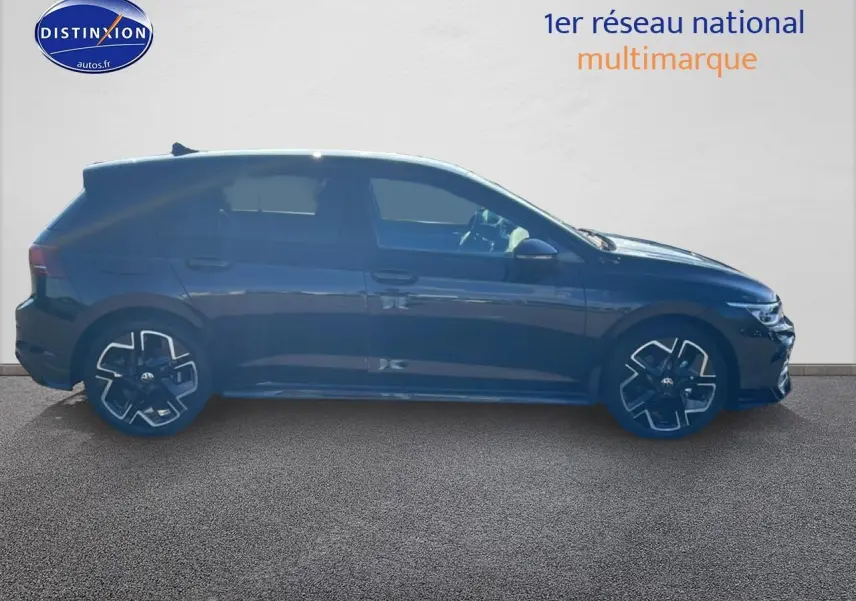 Vue de profil côté gauche d'une Volkswagen Golf noire 2026 avec jantes alu distinctives et lignes sportives.