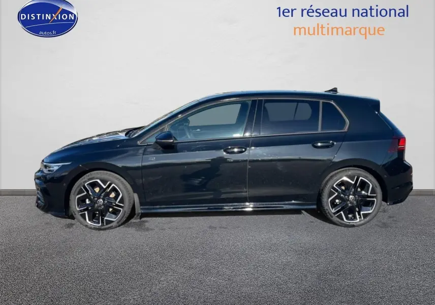 Profil droit d'une Volkswagen Golf 1.5 etsi evo2 150 R-Line noire avec jantes alu distinctives.