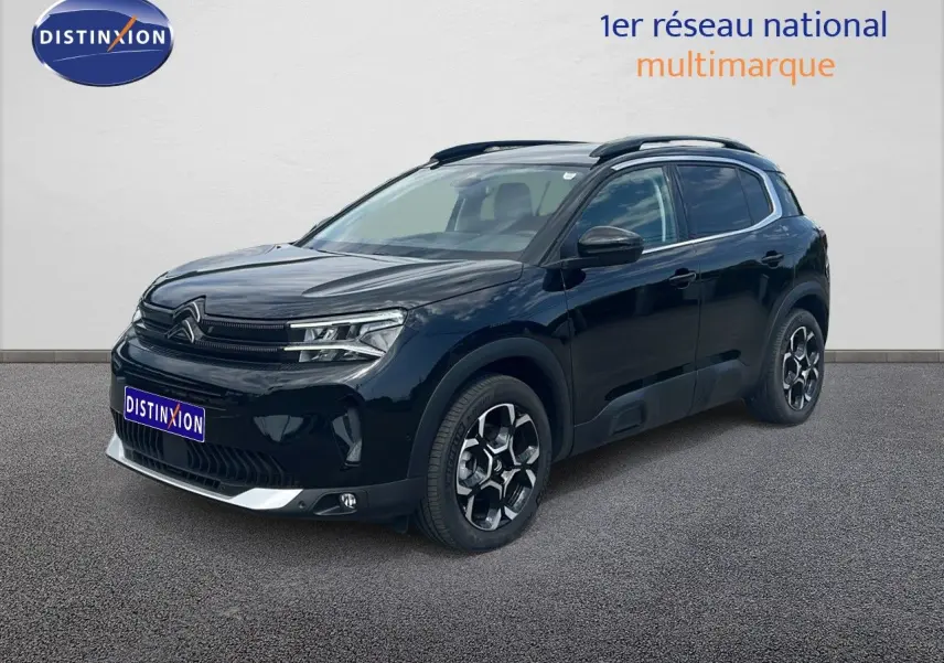 Citroën C5 Aircross 2025 noir métal en 3/4 avant droit, avec jantes distinctives et toit panoramique.