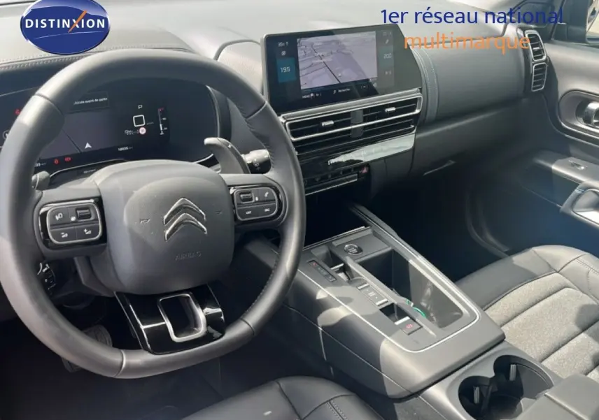 Vue intérieure côté conducteur du Citroën C5 Aircross 2025 noir métal, avec tableau de bord digital et écran central tactile.