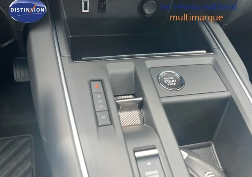 Gros plan sur la console centrale noire du Citroën C5 Aircross 2025 avec bouton start/stop et sélecteur de boîte auto.
