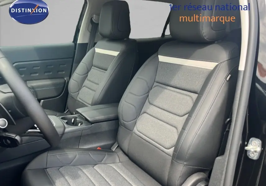 Vue intérieure côté avant droit du Citroën C5 Aircross noir métal, sièges en cuir et tissu gris avec surpiqûres contrastées.