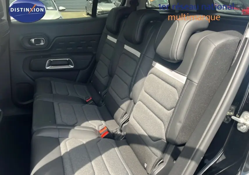 Vue intérieure côté gauche sur les sièges arrière gris et noir du Citroën C5 Aircross 2025 noir métal.