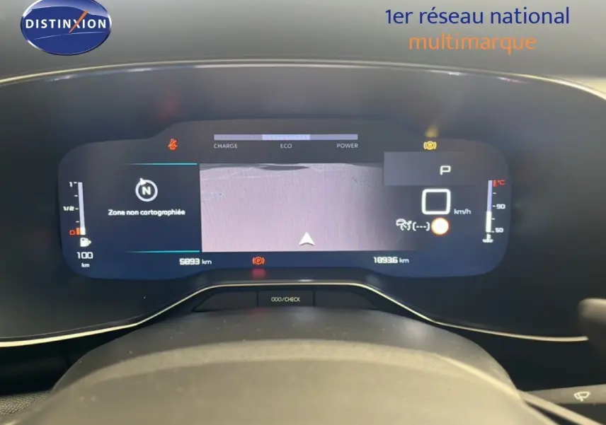 Tableau de bord numérique du Citroën C5 Aircross 2025 hybride, affichage de navigation et indicateurs en vue frontale.