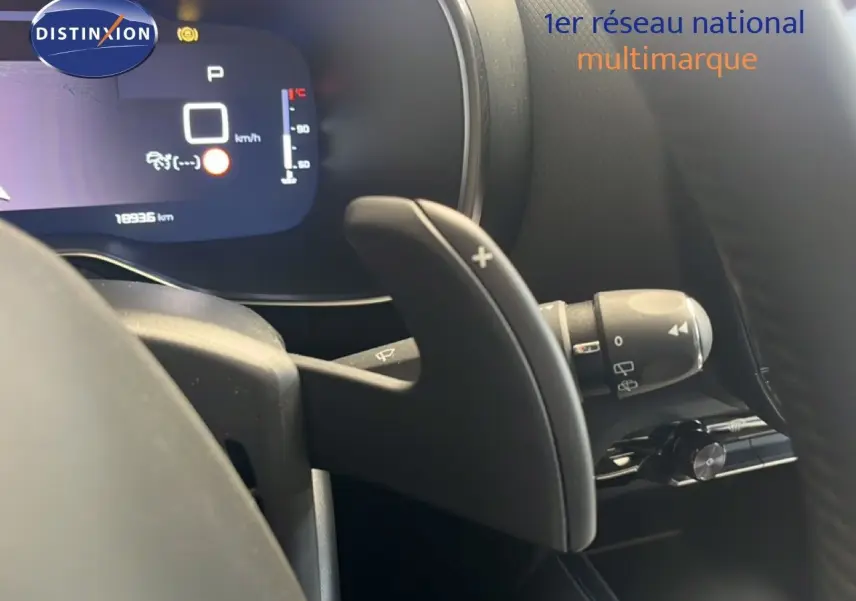 Gros plan sur la palette de changement de vitesse à droite du volant dans l'habitacle noir du Citroën C5 Aircross 2025.
