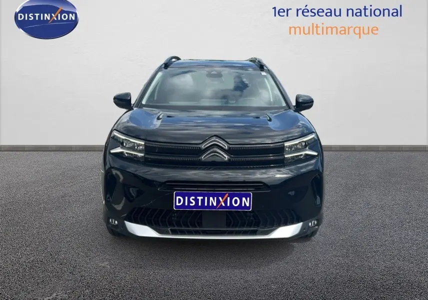 Vue frontale d'un Citroën C5 Aircross 2025 noir métal avec calandre distinctive et logo double chevron visible.