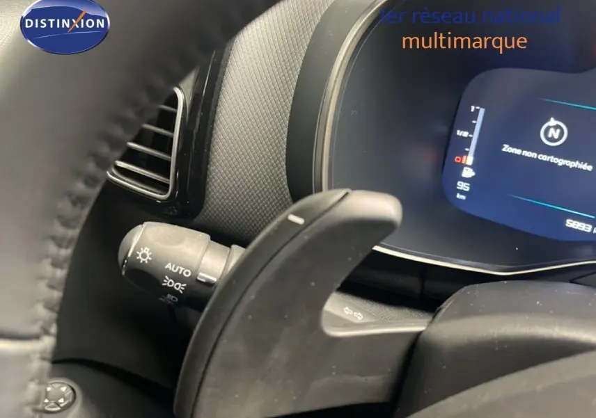 Gros plan sur la palette de changement de vitesses côté gauche du tableau de bord noir du Citroën C5 Aircross 2025 hybride.