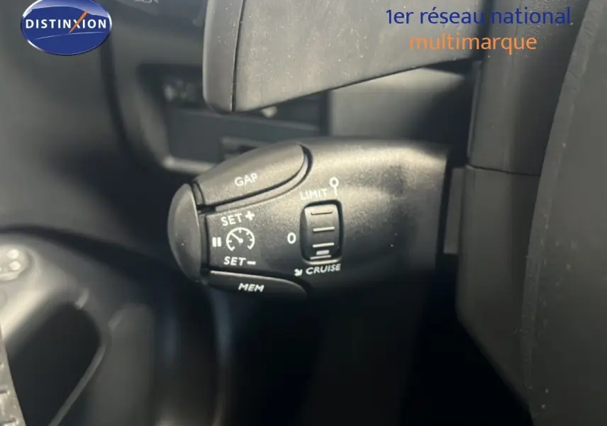 Gros plan sur la commande de régulateur de vitesse au volant du Citroën C5 Aircross noir métal 2025.