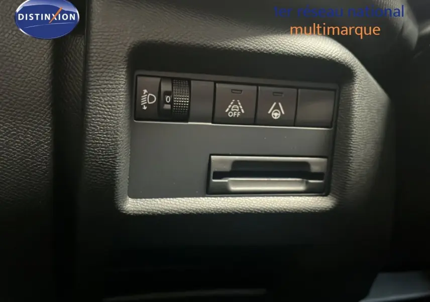 Détail des commandes d'aide à la conduite sur tableau de bord noir du Citroën C5 Aircross hybride 2025.