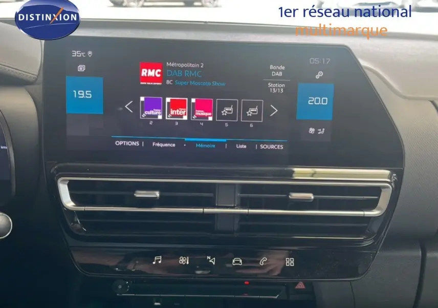 Vue intérieure du tableau de bord du Citroën C5 Aircross noir métal, avec écran tactile affichant la radio DAB.