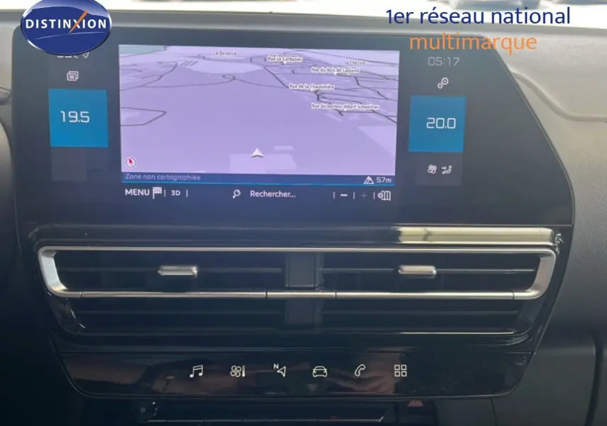 Vue rapprochée de l’écran central tactile et des aérateurs du tableau de bord du Citroën C5 Aircross noir métal 2025.