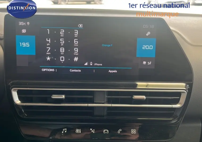 Écran tactile central avec commandes climatisation et téléphone du Citroën C5 Aircross noir métal, vue intérieure frontale.