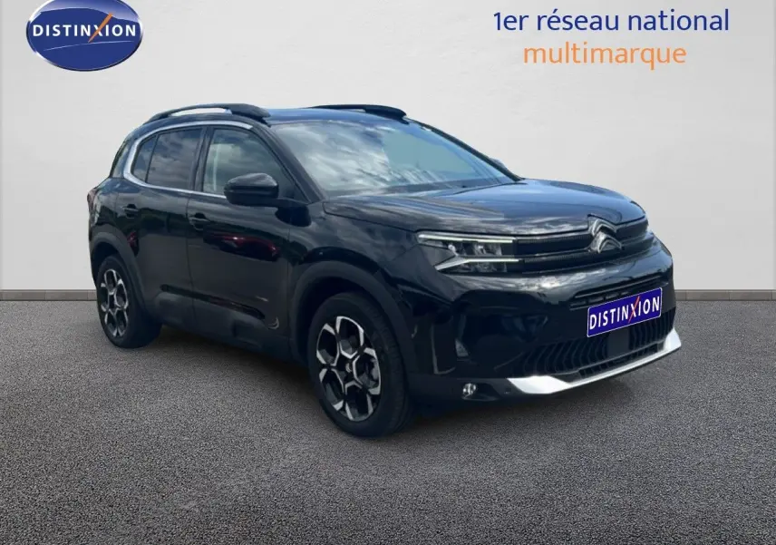 Citroën C5 Aircross noir métal en 3/4 avant droit, SUV hybride avec jantes distinctives et calandre moderne.