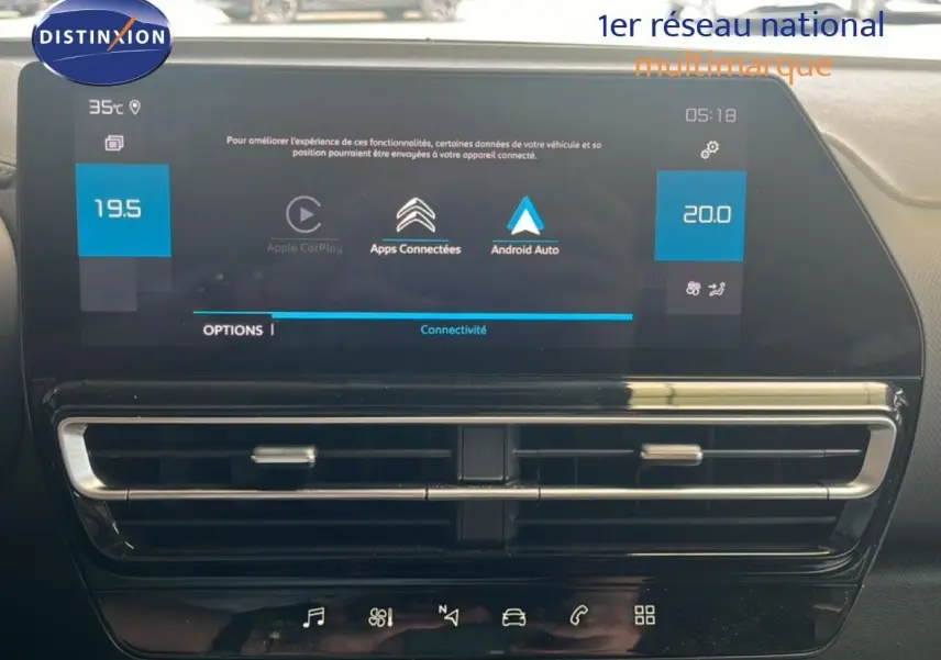 Vue rapprochée de l’écran tactile central du Citroën C5 Aircross 2025 noir métal, affichant les options Apple CarPlay et Android Auto.
