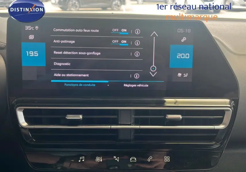 Vue rapprochée de l’écran tactile central et des commandes de climatisation du Citroën C5 Aircross noir métal 2025.
