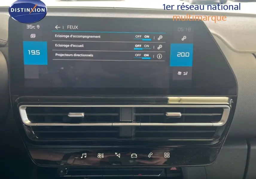 Vue rapprochée de l’écran tactile et des commandes de climatisation du Citroën C5 Aircross noir métal 2025.