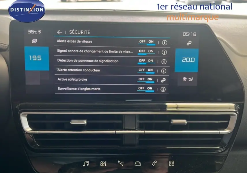 Écran tactile du tableau de bord du Citroën C5 Aircross 2025 affichant les réglages de sécurité, vue intérieure frontale.