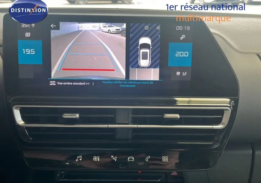 Vue rapprochée de l’écran tactile du tableau de bord du Citroën C5 Aircross noir métal affichant la caméra de recul et les réglages climatiques.