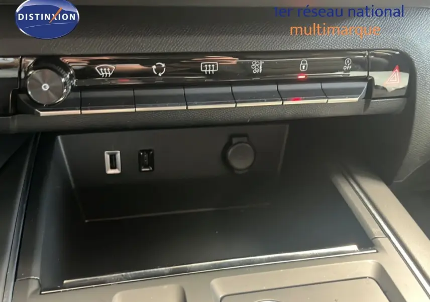 Détail de la console centrale du Citroën C5 Aircross 2025 noir métal, avec commandes climatisation et ports USB visibles.