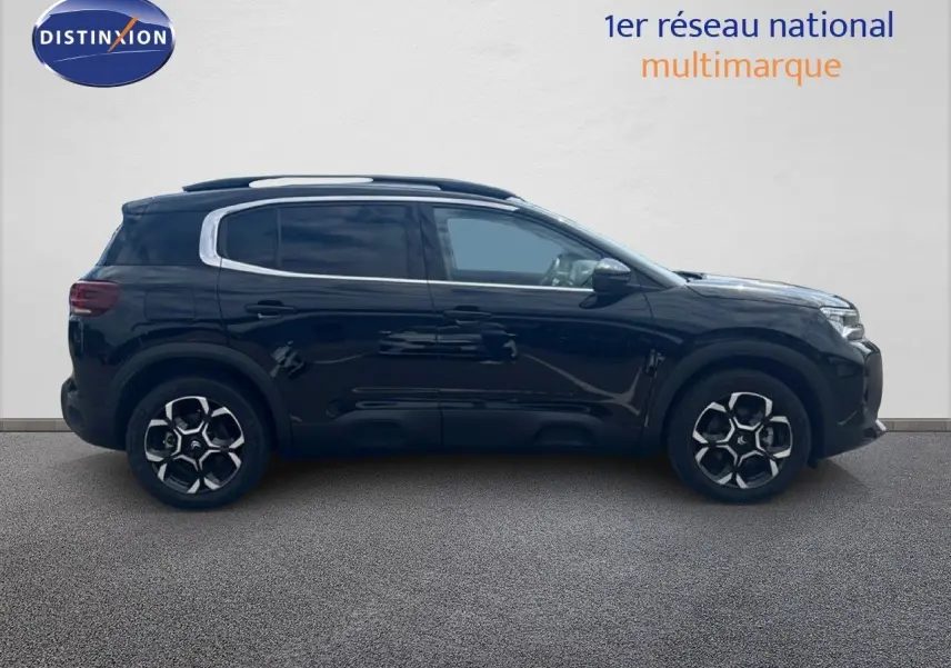 Profil droit d'un Citroën C5 Aircross 2025 noir métal, hybride essence, avec jantes bicolores et toit panoramique.