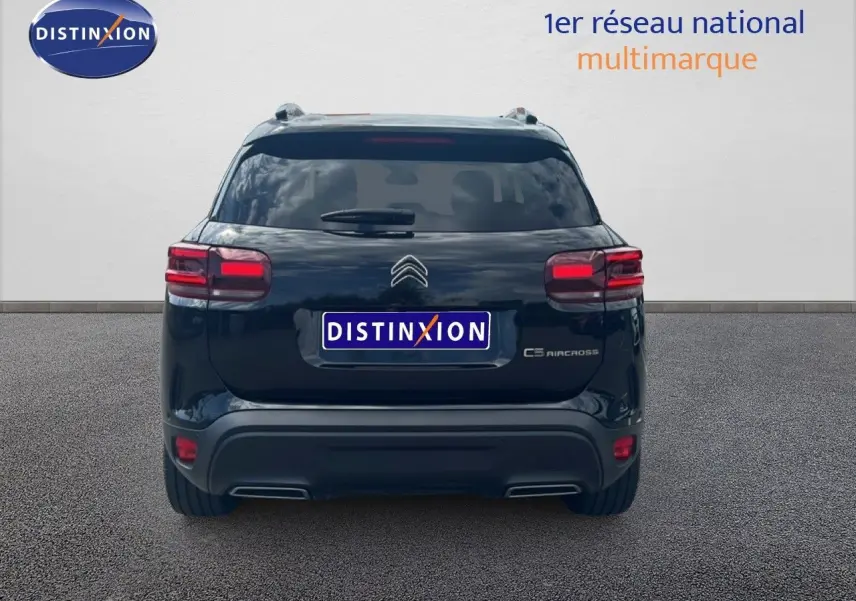 Vue arrière du Citroën C5 Aircross noir métal 2025 avec feux rouges et double sortie d'échappement intégrée.