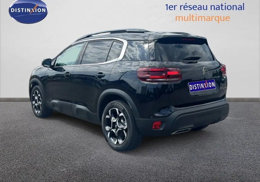 Vue 3/4 arrière droite du SUV Citroën C5 Aircross noir métal, soulignant ses jantes distinctives et ses feux arrière LED.