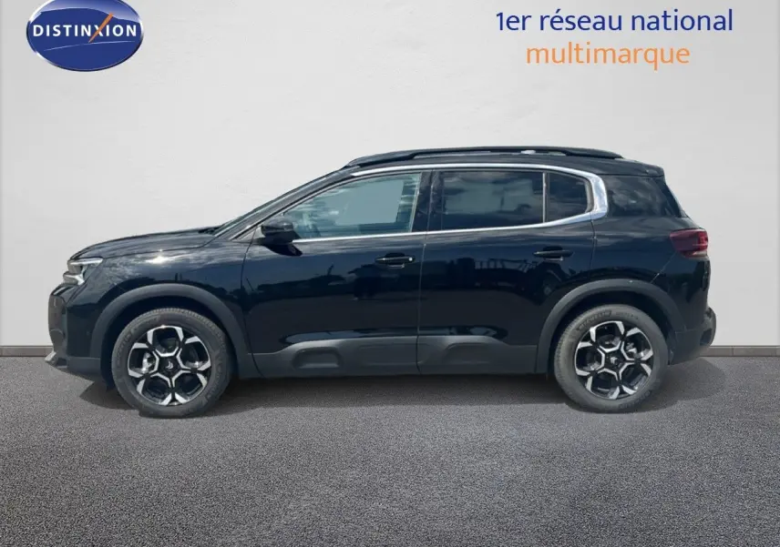 Profil côté gauche du Citroën C5 Aircross 2025 noir métal, avec jantes distinctives et toit panoramique.