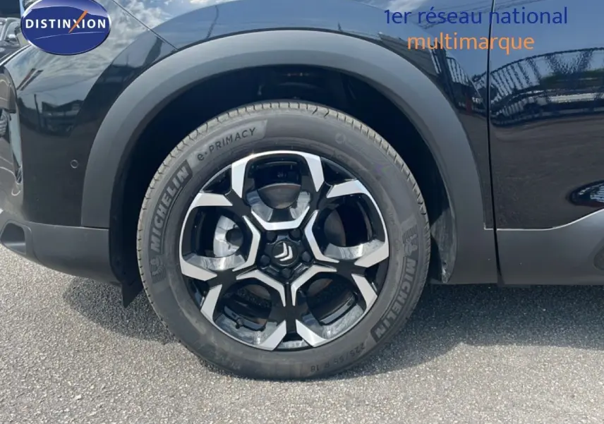 Gros plan sur la roue avant droite noire métal du Citroën C5 Aircross 2025 avec jante diamantée distinctive.
