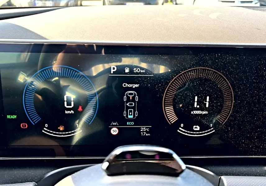 Tableau de bord numérique du Hyundai Tucson 2026 montrant vitesse, régime moteur et autonomie, vue frontale intérieure.