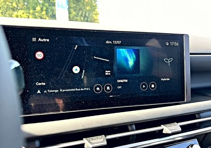 Écran tactile central affichant la navigation et les options hybrides dans un Hyundai Tucson 2026.