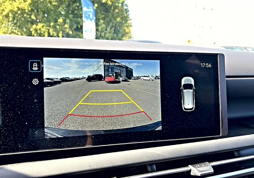 Écran tactile intérieur montrant la caméra de recul du Hyundai Tucson vert hybride, avec affichage des aides au stationnement.