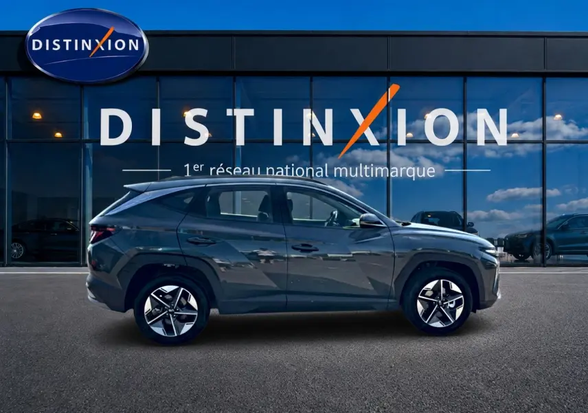 Vue latérale droite du Hyundai Tucson 1.6 t-gdi 239 hybride vert, avec jantes alliage et lignes anguleuses marquées.