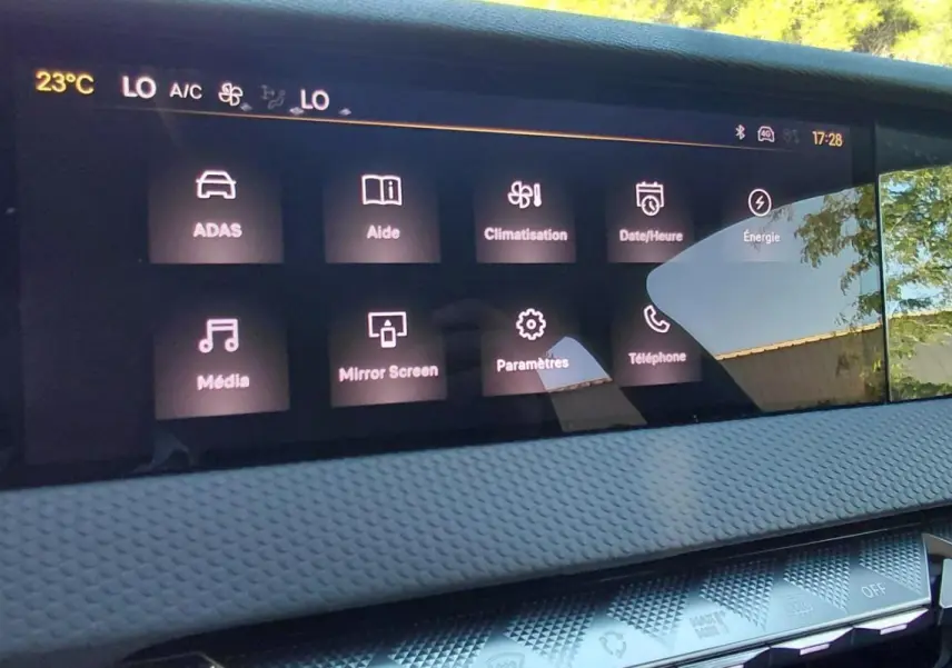 Écran tactile central du tableau de bord du DS4 Hybride E-Tense 225 gris, affichant les menus de réglages et climatisation.