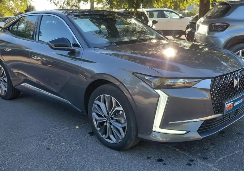 DS4 Hybride E-Tense 225 gris, vue 3/4 avant droit, avec signature lumineuse en forme de "L" distinctive.